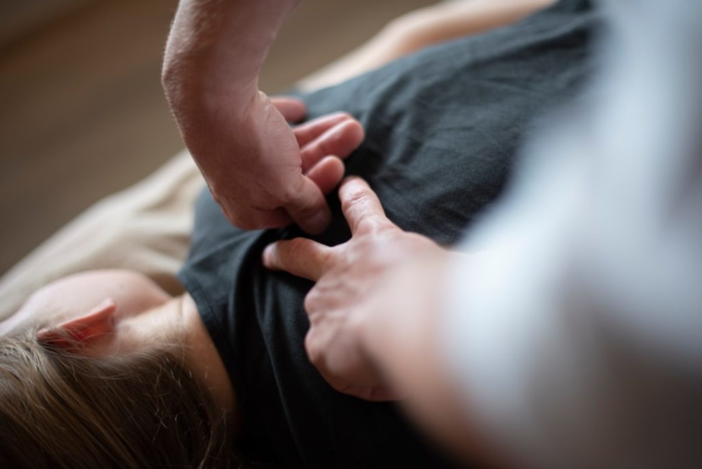 hands-pressing-back-in-massage-8qwya4invck